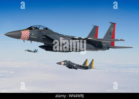 Zwei F-15E Strike Eagles und einer F-15C Eagle zu der 48th Fighter Wing zugeordnet sind mit ihren jeweiligen squadron Erbe Farbschema verhalten Antenne Manöver über Südengland Sept. 3, 2019. Die Freiheit Flügel führt Routine training täglich, um sicherzustellen, dass der 48th Fighter Wing einzigartige Air Combat Fähigkeiten bringt der Kampf, wenn man durch die United States Air Forces in Europe-Air Kräfte in Afrika. (U.S. Air Force Foto/Tech. Sgt. Matthäus Plew) Stockfoto