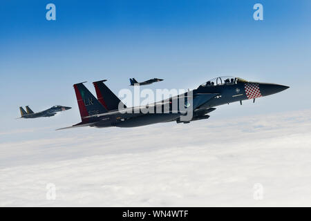 Zwei F-15E Strike Eagles und einer F-15C Eagle zu der 48th Fighter Wing zugeordnet sind mit ihren jeweiligen squadron Erbe Farbschema verhalten Antenne Manöver über Südengland Sept. 3, 2019. Die Freiheit Flügel führt Routine training täglich, um sicherzustellen, dass der 48th Fighter Wing einzigartige Air Combat Fähigkeiten bringt der Kampf, wenn man durch die United States Air Forces in Europe-Air Kräfte in Afrika. (U.S. Air Force Foto/Tech. Sgt. Matthäus Plew) Stockfoto