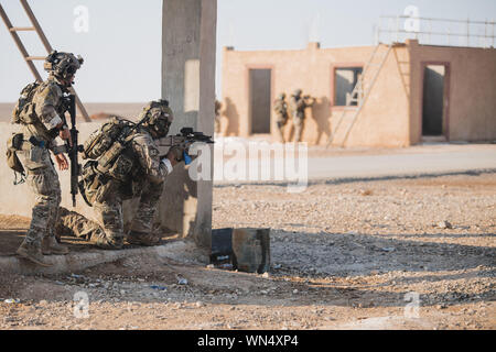 Ein US Air Force Special Taktik Operator führt der zyprischen Nationalgarde Special Forces Betreiber auf dem Weg zu einem Ziel bei der Durchführung einer Training Mission während der Übung eifrig Lion2019 in der Nähe der Sahab Bezirk, Haschemitisches Königreich Jordanien, Sept. 3, 2019. Eifrig, Lion, US Central Command der größte und komplexeste ausüben, ist eine Gelegenheit, Kräfte in einem multilateralen Umwelt zu integrieren, arbeiten in realistischen Gelände und militärische Stärkung der militärischen Beziehungen. (U.S. Air Force Foto von älteren Flieger Sean Campbell) Stockfoto
