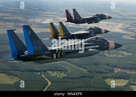 Zwei F-15E Strike Eagles und einer F-15C Eagle zu der 48th Fighter Wing zugeordnet sind mit ihren jeweiligen squadron Erbe Farbschema verhalten Antenne Manöver auf die Royal Air Force Lakenheath, England Sept. 3, 2019. Die Freiheit Flügel führt Routine training täglich, um sicherzustellen, dass der 48th Fighter Wing einzigartige Air Combat Fähigkeiten bringt der Kampf, wenn man durch die United States Air Forces in Europe-Air Kräfte in Afrika. (U.S. Air Force Foto/Tech. Sgt. Matthäus Plew) Stockfoto