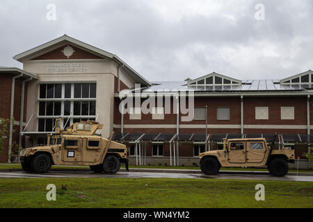 Zwei Humvees draußen sitzen Wallace Creek Fitnesscenter, die als temporäre Hurrikan Tierheim auf der Marine Corps Base Camp Lejeune, Sept. 5, 2019, geparkt. Marines arbeiteten alle Ausrüstung und Personal zu gewährleisten, sind für die kommenden schweren Regen, starker Wind und Sturzfluten, die mit dem Hurrikan Dorian verbunden ist vorbereitet. (U.S. Marine Corps von Cpl. Alexia Lythos) Stockfoto