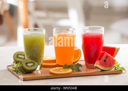 Frische Säfte Smoothie drei Glas Rot Grün Orange tropische Früchte Wassermelone, Kiwi, Orange. Selektiver Fokus Stockfoto