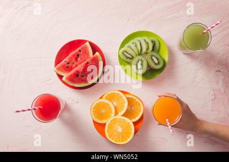 Sortiment von Obst und Gemüse Saft im Glas. Frische Zutaten aus biologischem Anbau, Gesundheit oder detox Diät Lebensmittel Konzept Stockfoto