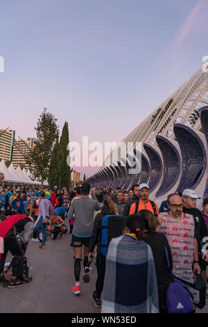 Läufer die Vorbereitung für den Start der Valencia Marathon im Dezember 2018 Stockfoto