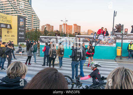 Journalisten die Vorbereitung für den Start der Valencia Marathon im Dezember 2018. Stockfoto
