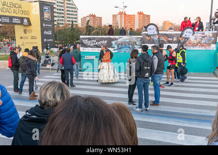 Journalisten und Fallera Vorbereitung für den Start der Valencia Marathon im Dezember 2018. Stockfoto