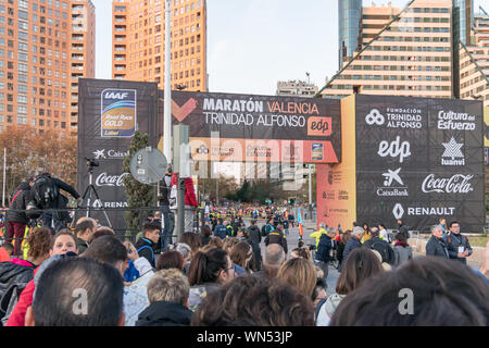 Öffentlichkeit, die Masse, die am Beginn der Trinidad Alonso Marathon in Valencia im Dezember 2018. Stockfoto