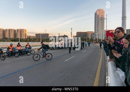 Öffentlichkeit, die Masse, die am Beginn der Trinidad Alonso Marathon in Valencia im Dezember 2018. Stockfoto