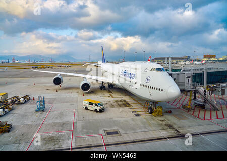 Hongkong, China - ca. Februar 2019: Lufthansa Boeing 747-8 auf Asphalt am Hong Kong International Airport. Stockfoto