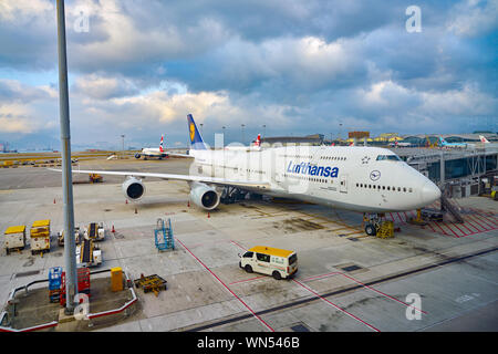 Hongkong, China - ca. Februar 2019: Lufthansa Boeing 747-8 auf Asphalt am Hong Kong International Airport. Stockfoto