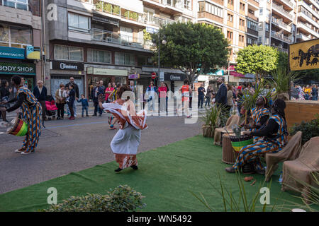 Tanz Show in den Straßen von Valencia im November Marathon 2015 Stockfoto