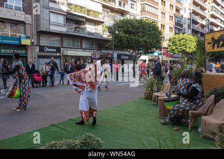 Tanz Show in den Straßen von Valencia im November Marathon 2015 Stockfoto