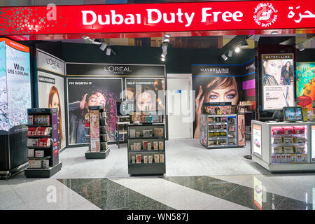 DUBAI, VAE - ca. Januar, 2019: Kosmetik auf dem Display am Dubai International Airport. Stockfoto