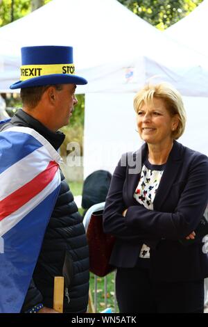 ANNA SOUBRY MP GESPRÄCHE ZU STOPPEN BREXIT MANN STEVE BRAY IN WESTMINSTER AM 5. SEPTEMBER 2019. BREXIT BREXIT STOPPEN. STOP NO DEAL BREXIT. Artikel 50 widerrufen. Völker stimmen. Ändern UK. Die unabhängige Gruppe. BROXTOWE WAHLKREIS. Ehemalige konservative MITGLIED DES PARLAMENTS. Stockfoto