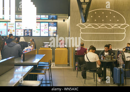 DUBAI, VAE - ca. Februar 2019: McDonald's Restaurant in Dubai International Airport. Stockfoto