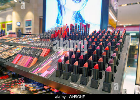 DUBAI, VAE - ca. Januar, 2019: Kosmetik auf dem Display am Dubai International Airport. Stockfoto