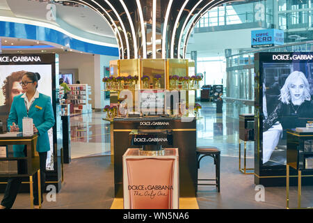 DUBAI, VAE - ca. Januar 2019: Duty Free Bereich am Dubai International Airport. Stockfoto