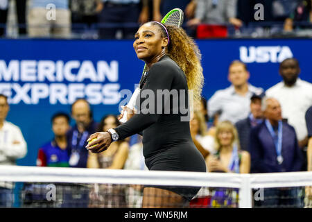 New York, USA. 05 Sep, 2019. Serena Williams von den Vereinigten Staaten bei ihrem Spiel gegen Elina Svitolina der Ukraine bei Arthur Ashe Stadium am USTA Billie Jean King National Tennis Center am 05. September 2019 in New York City. Credit: Unabhängige Fotoagentur/Alamy leben Nachrichten Stockfoto