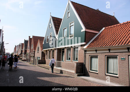 Das malerische Fischerdorf in Volendam. Typische Häuser im Fischerdorf waren meist aus Holz gebaut. Stockfoto