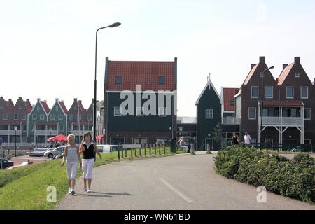 Touristen sind zu Fuß entlang der Straße von Volendam Fischerdorf die warmen und sonnigen Tag im Sommer zu genießen. Stockfoto