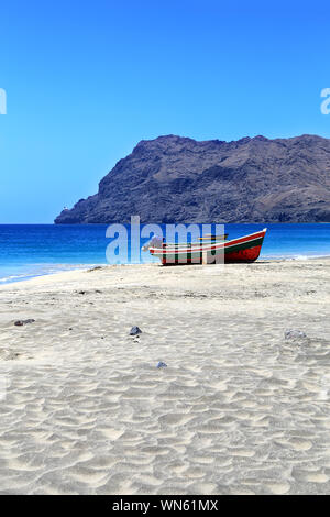 Fischerboote am Strand von São Pedro, Insel São Vicente, Kap Verde, Cabo Verde, Afrika. Farol de Dona Amélia im Hintergrund. Stockfoto