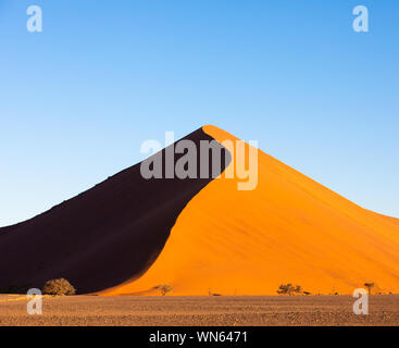 Tiefe Farben der Sanddünen bei Sonnenuntergang. Sossusvlei, Namibia. Stockfoto