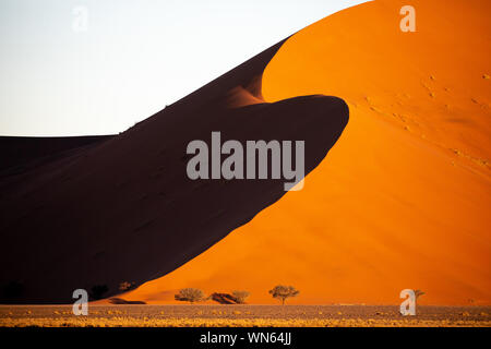 Tiefe Farben der Sanddünen bei Sonnenuntergang. Sossusvlei, Namibia. Stockfoto