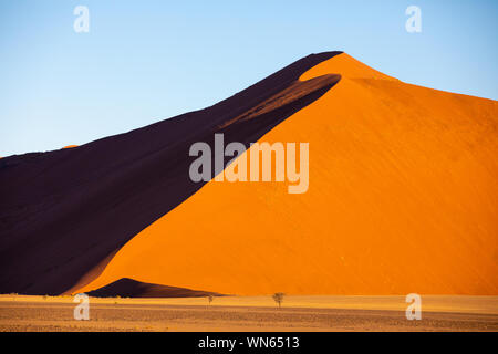 Tiefe Farben der Sanddünen bei Sonnenuntergang. Sossusvlei, Namibia. Stockfoto