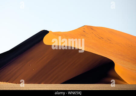 Tiefe Farben der Sanddünen bei Sonnenuntergang. Sossusvlei, Namibia. Stockfoto