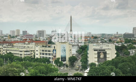 BANGKOK, THAILAND - Juni, 23, 2017: ein Blick auf die Stadt Bangkok, Gebäude mit der verstorbene König Portrait und Rama-VIII-Brücke vom Goldenen Berg in Bangkok. Stockfoto