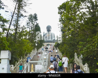 Hongkong, China, September, 30, 2017: Besucher klettern die Schritte tian Buddha in Hongkong zu tan, China Stockfoto