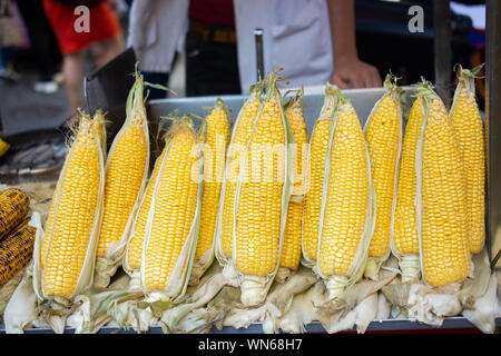 Viele organische frische Geschälte Körner Stockfoto