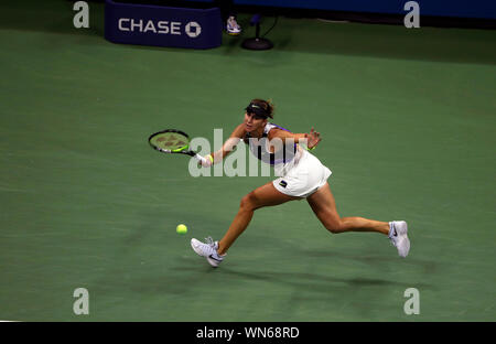 Flushing Meadows, New York, Vereinigte Staaten - 5 September 2019. Belinda Bencic der Schweiz in Aktion während hier Halbfinale gegen Kanada's Bianca Andreescu bei den US Open in Flushing Meadows, New York. Andreescu gewann das Match in den geraden Sätzen und Serena Williams in Samstag Finale Stockfoto