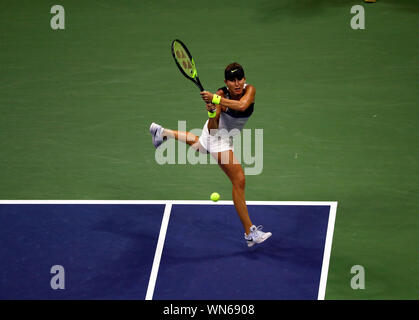 Flushing Meadows, New York, Vereinigte Staaten - 5 September 2019. Belinda Bencic der Schweiz in Aktion während hier Halbfinale gegen Kanada's Bianca Andreescu bei den US Open in Flushing Meadows, New York. Andreescu gewann das Match in den geraden Sätzen und Serena Williams im Finale am Samstag Quelle: Adam Stoltman/Alamy leben Nachrichten Stockfoto