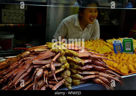 Peking/China - Juni 1, 2017: traditionelle Peking im freien Markt in Chinatown. Essen Wangfujing Straße. Stockfoto