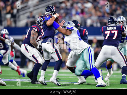 August 24th, 2019:. Dallas Cowboys defensive end Christian Covington (95) Entgelte Houston Texans Quarterback Jordan Ta'amu (6). Während einer NFL Football Spiel zwischen den Houston Texans und Dallas Cowboys bei AT&T Stadium in Arlington, Texas. Manny Flores/CSM Stockfoto