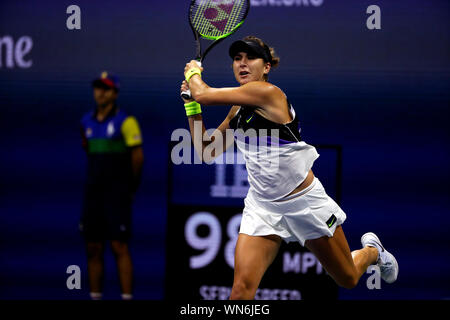 Flushing Meadows, New York, Vereinigte Staaten - 5 September 2019. Belinda Bencic der Schweiz in Aktion während hier Halbfinale gegen Kanada's Bianca Andreescu bei den US Open in Flushing Meadows, New York. Andreescu gewann das Match in den geraden Sätzen und Serena Williams in Samstag Finale Stockfoto