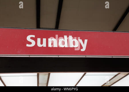 Kopenhagen, Dänemark - 4 September, 2019: Die U-Bahn-Station Sunby Namen unterzeichnen.