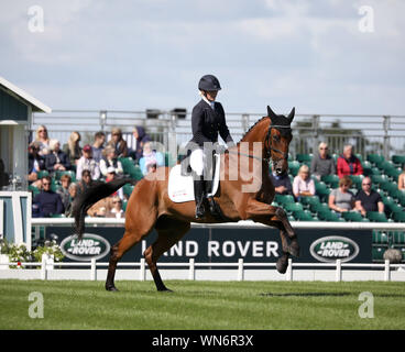 Stamford, Lincolnshire, Großbritannien. 05 Sep, 2019. Alicia Hawker auf Charles RR während der Dressur der Bühne im Land Rover Burghley Horse Trials, Stamford, Lincolnshire, am 5. September 2019. Credit: Paul Marriott/Alamy leben Nachrichten Stockfoto