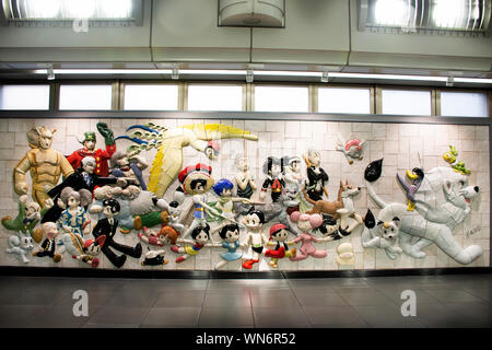 Wall Art anime und Held im japanischen Stil für Passagiere und reisende Personen suchen Besuch in Ariake Zug JR Bahnhof in Koto Stadt am 29. März Stockfoto