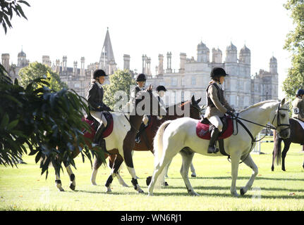 Stamford, Lincolnshire, Großbritannien. 05 Sep, 2019. Junge Wettbewerber mit ihren Pferden, mit dem Hintergrund der Burghley House im Hintergrund, am ersten Tag des Land Rover Burghley Horse Trials, Stamford, Lincolnshire, am 5. September 2019. Credit: Paul Marriott/Alamy leben Nachrichten Stockfoto