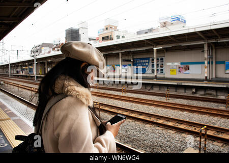 Traveler Thai Frauen und Japanische Leute Passagiere warten und nach oben und unten Reise mit MRT Tozai Linie Züge Spaziergang nach Ginza zu Kasai Station auf März Stockfoto