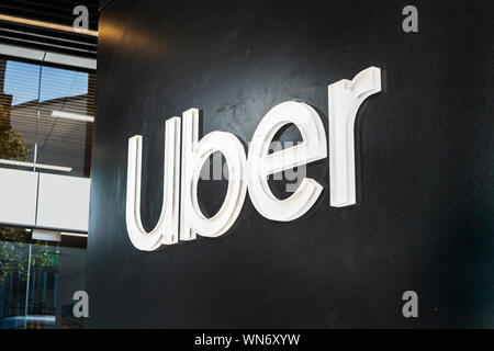 August 21, 2019 San Francisco/CA/USA - Nahaufnahme von uber Zeichen an ihrem Hauptsitz in Soma district; Uber Technologies, Inc. ist ein US-amerikanischer multin Stockfoto
