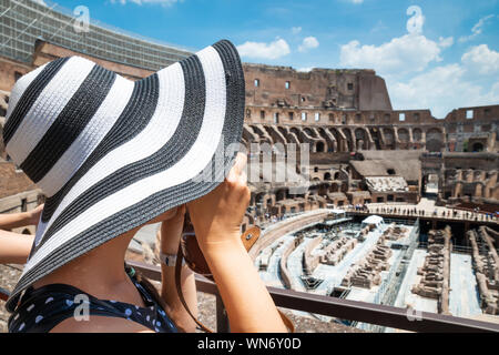 Frau unter Foto im Inneren des Kolosseums in Rom, Italien Stockfoto