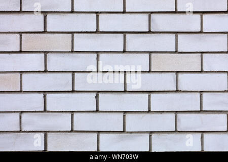 Die Beschaffenheit der Wand ist aus grauen und weißen Steine horizontal verlegt. Stockfoto