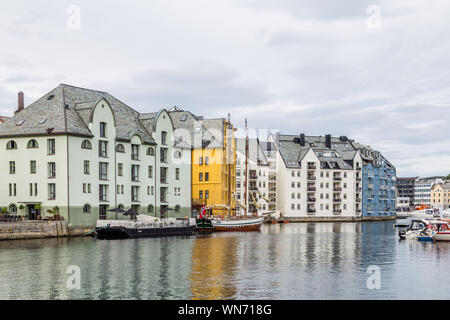 Stadtbild der malerischen Zentrum von Alesund in Norwegen, Skandinavien Stockfoto