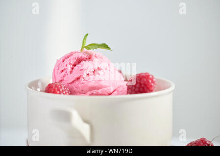 Gefrorener Joghurt Dessert mit Kirschen Stockfoto