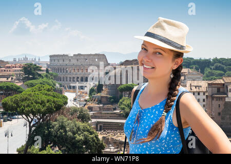 Frau Tourist Vor dem Kolosseum in Rom, Italien Stockfoto