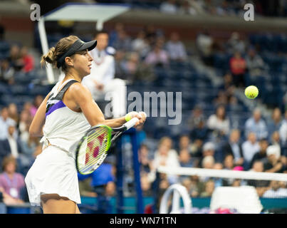 New York, NY - 5. September 2019: Belinda Bencic (Schweiz), die in Aktion während der im Halbfinale an den US Open Championships gegen Bianca Andreescu (Kanada) zu Billie Jean King National Tennis Center Stockfoto