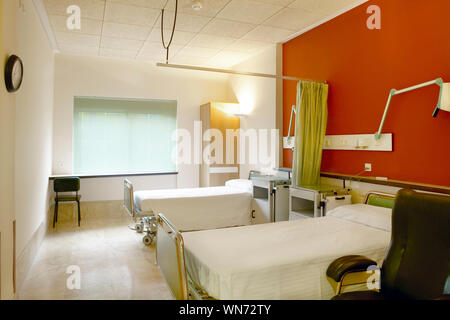 Krankenhaus ausgestattete Zimmer mit zwei getrennten Betten. Medizinische Behandlung. Stockfoto